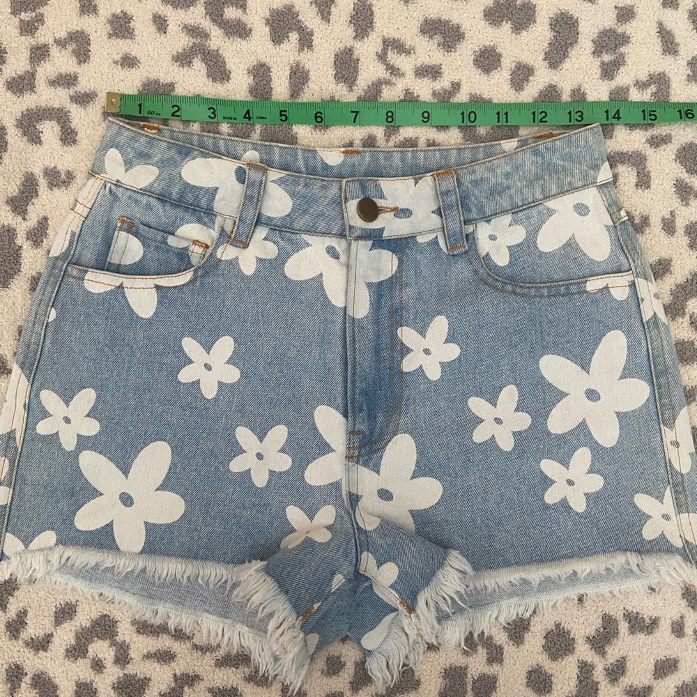 SADIE & SAGE DAISY FLOWER DENIM SHORTS SIZE SMALL - Picture 6 of 6